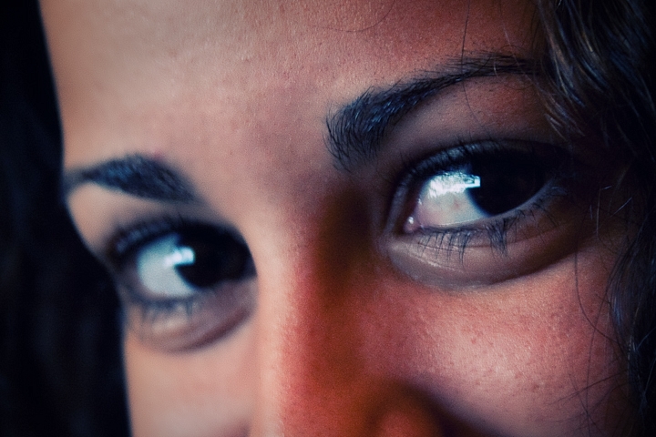 5 Thrilling Ways To Express Your Love Through Your Eyes